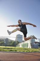 joven atleta corriendo foto