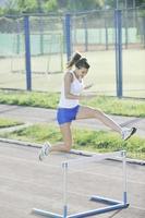 mujer trotando temprano en la mañana foto