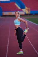 mujer deportiva en pista de carreras atléticas foto