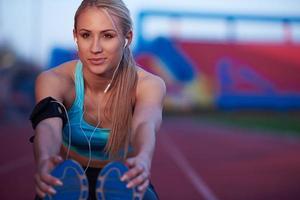 mujer deportiva en pista de carreras atléticas foto