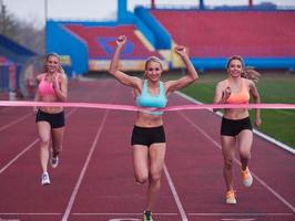 corredoras que terminan la carrera juntas foto