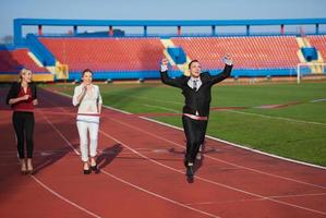 gente de negocios corriendo en la pista de carreras foto