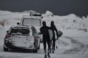 surfistas árticos en traje de neopreno después de surfear en minivan foto