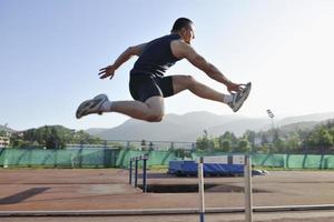 joven atleta corriendo foto