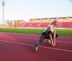 mujer deportiva en pista de carreras atléticas foto