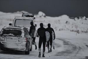 surfistas árticos en traje de neopreno después de surfear en minivan foto