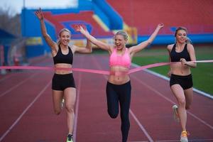 corredoras que terminan la carrera juntas foto