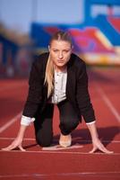 mujer de negocios lista para correr foto