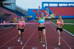 corredoras que terminan la carrera juntas foto