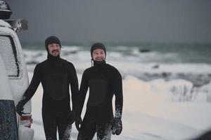 surfistas árticos en traje de neopreno después de surfear en minivan foto