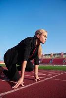 mujer de negocios lista para correr foto