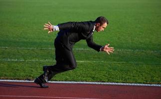 hombre de negocios listo para correr foto