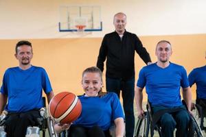 foto del equipo de baloncesto de inválidos de guerra con equipamiento deportivo profesional para personas con discapacidad en la cancha de baloncesto