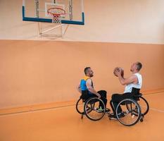 un camarógrafo con equipo profesional graba un partido de la selección nacional en silla de ruedas jugando un partido en la arena foto