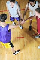 jugador de baloncesto en el pabellón deportivo foto