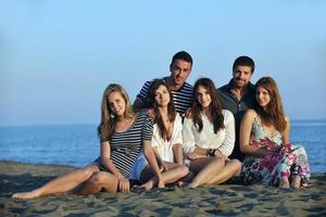 grupo de jóvenes felices divertirse en la playa foto