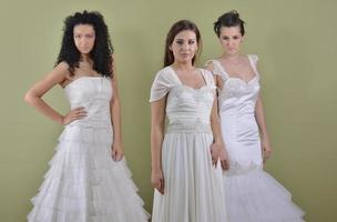 retrato de una mujer hermosa tres en vestido de novia foto