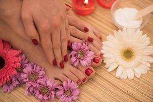 pies y manos femeninos en el salón de spa foto