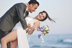 boda romántica en la playa al atardecer foto