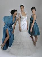 retrato de una mujer hermosa tres en vestido de novia foto