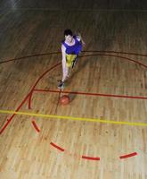 jugador de baloncesto en el pabellón deportivo foto