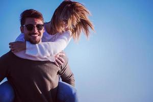 pareja divirtiéndose en la playa durante el otoño foto