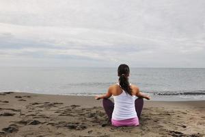 mujer yoga playa foto