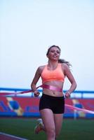 mujer deportiva en pista de carreras atléticas foto