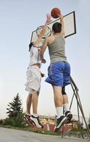 juego de streetball temprano en la mañana foto