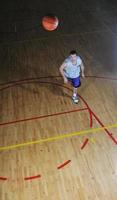 jugador de baloncesto en el pabellón deportivo foto