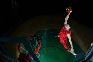 jugador de baloncesto en acción foto