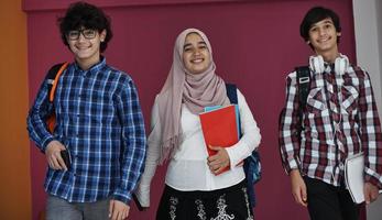 grupo de adolescentes árabes foto