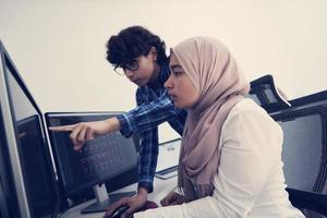 equipo de profesionales creativos en la oficina moderna foto