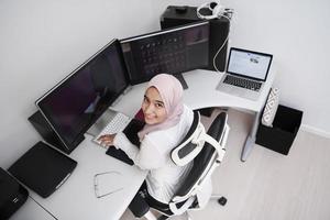 profesional creativo árabe que trabaja en la vista superior de la oficina en casa foto