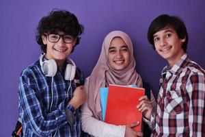 grupo de adolescentes árabes foto