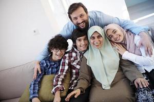 retrato de familia musulmana en casa foto