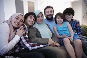 retrato de familia musulmana en casa foto