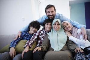retrato de familia musulmana en casa foto