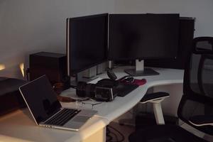 oficina en casa lugar de trabajo pantalla dual foto