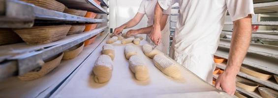 panaderos preparando la masa foto