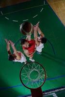 jugador de baloncesto en acción foto