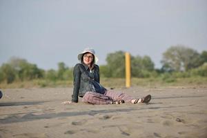 mujer joven feliz en la playa foto
