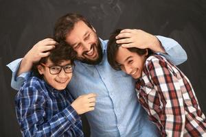 feliz padre abrazando a sus hijos momentos inolvidables de alegría familiar en una familia árabe de raza mixta del medio oriente foto