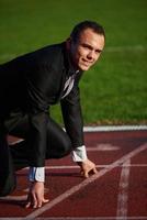 hombre de negocios listo para correr foto