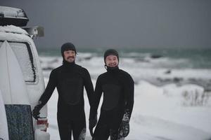 surfistas árticos en traje de neopreno después de surfear en minivan foto