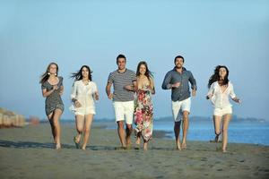 grupo de jóvenes felices divertirse en la playa foto