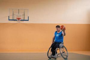 una foto de un veterano de guerra jugando baloncesto con un equipo en un estadio deportivo moderno. el concepto de deporte para personas con discapacidad