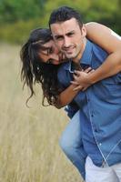 feliz pareja joven tiene tiempo romántico al aire libre foto