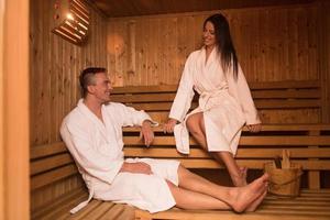 pareja relajándose en la sauna foto