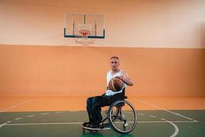 una foto de un veterano de guerra jugando baloncesto en un estadio deportivo moderno. el concepto de deporte para personas con discapacidad